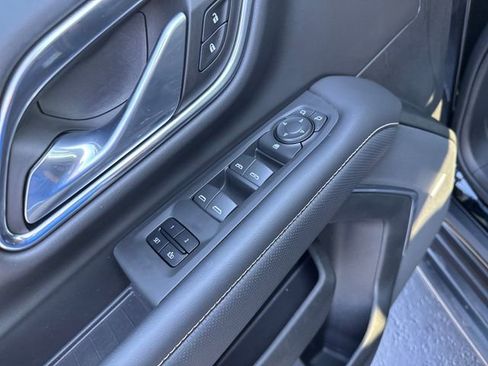 Used 2023 GMC Yukon XL SLT image 11