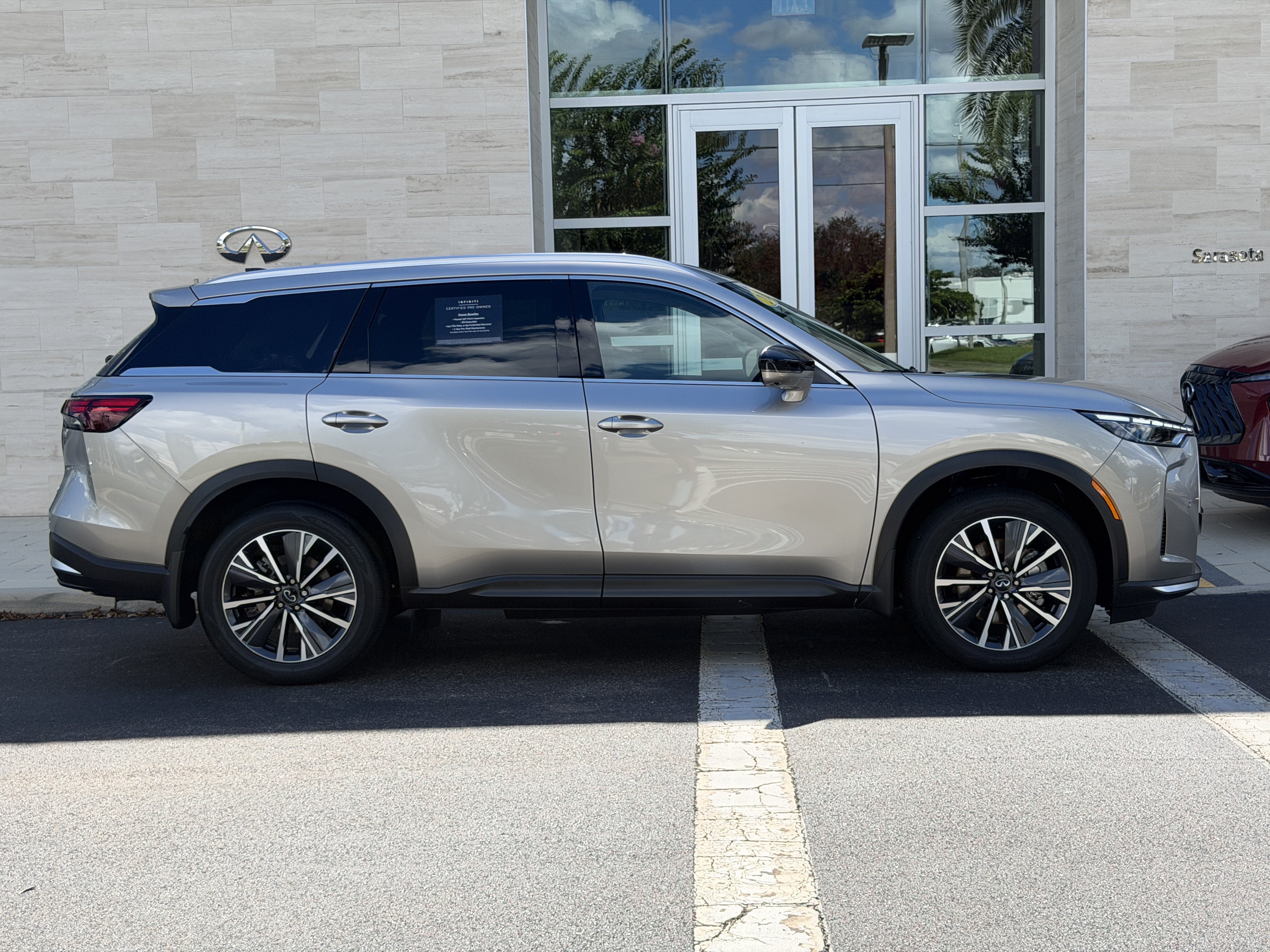 Certified 2027 INFINITI QX60 Luxe w/ Cargo Package FWD image 8