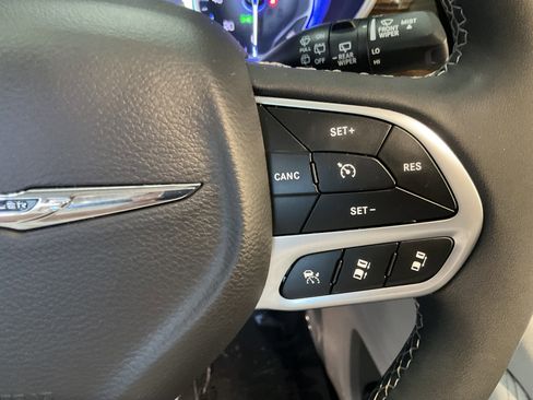 Used 2023 Chrysler Pacifica Limited image 29