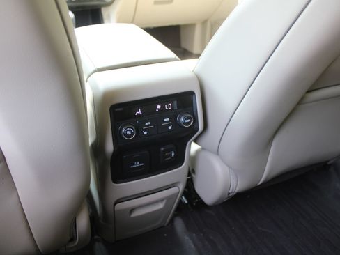 Used 2019 GMC Acadia Denali w/ Technology Package FWD image 28