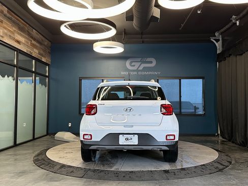 Used 2024 Hyundai Venue SEL image 4