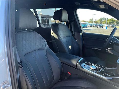 Used 2025 BMW X7 M60i image 9