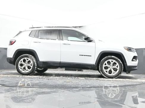 Used 2024 Jeep Compass Latitude image 48