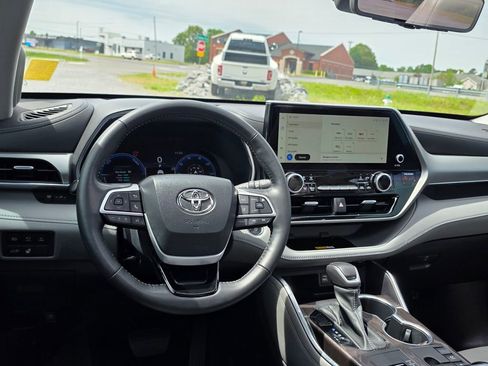 Used 2023 Toyota Highlander Platinum FWD image 39