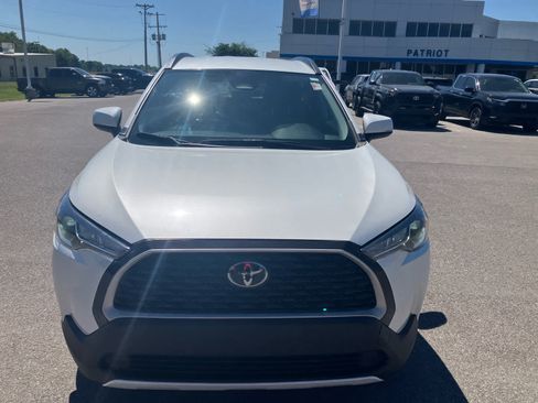 Used 2024 Toyota Corolla Cross LE FWD image 2