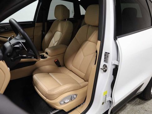 Certified 2026 Porsche Macan AWD/4WD image 5