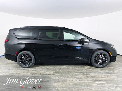 New 2026 Chrysler Pacifica Select image 9