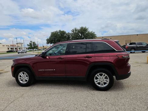 Used 2024 Jeep Grand Cherokee Laredo RWD image 5