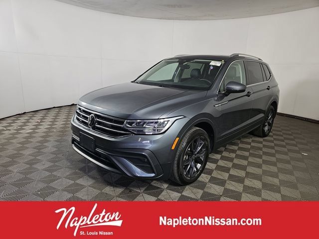 Used 2023 Volkswagen Tiguan SE w/ Panoramic Sunroof Package FWD image 1