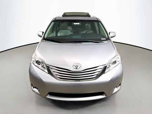 Used 2015 Toyota Sienna XLE image 2