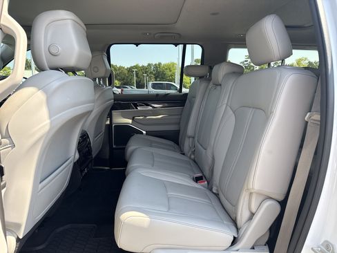 Used 2024 Jeep Wagoneer 4WD w/ Premium Group I image 30
