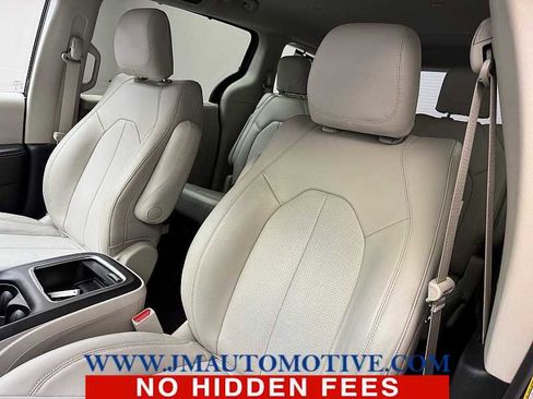 Used 2021 Chrysler Pacifica Touring-L image 13
