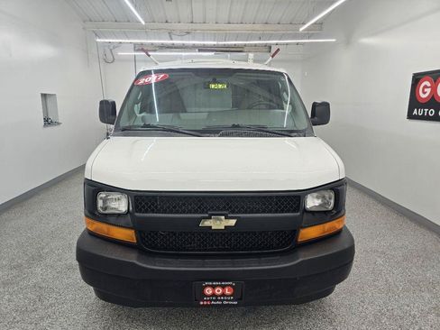 Used 2017 Chevrolet Express 2500 Extended RWD image 2