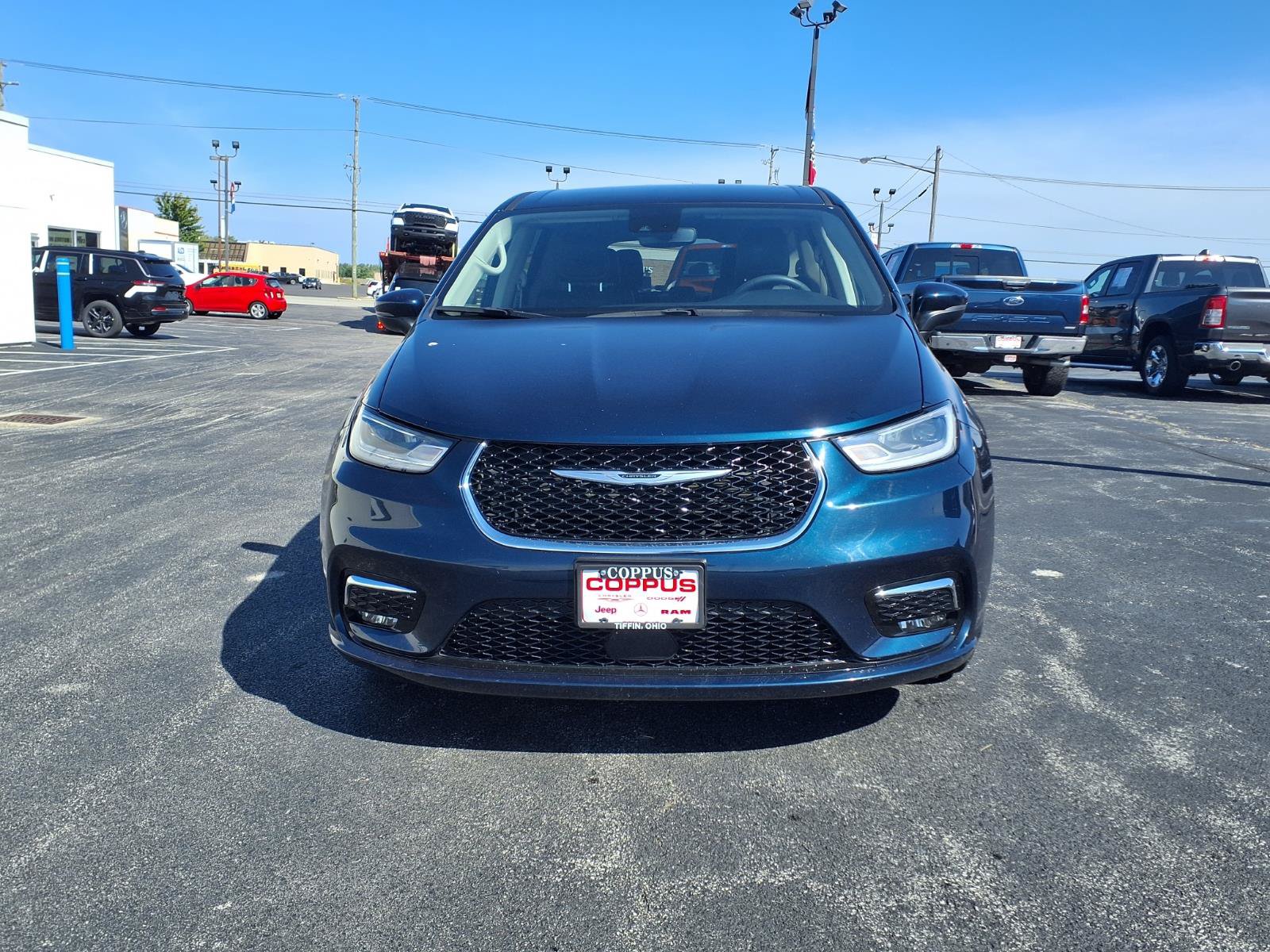 Used 2023 Chrysler Pacifica Touring-L FWD image 2