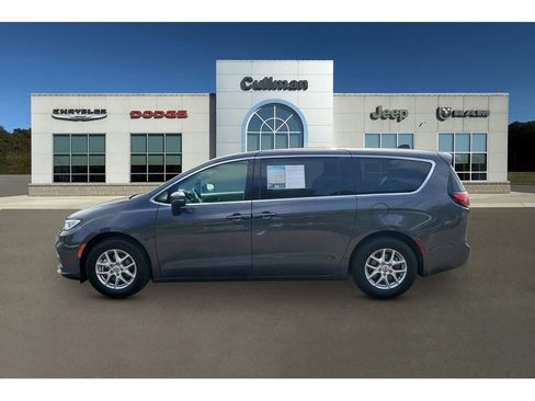 Used 2023 Chrysler Pacifica Touring-L FWD image 6