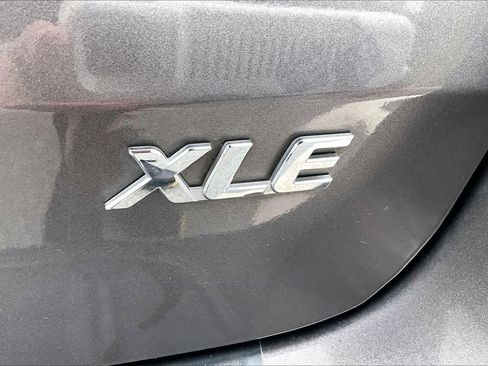 Used 2017 Toyota Sienna XLE image 9