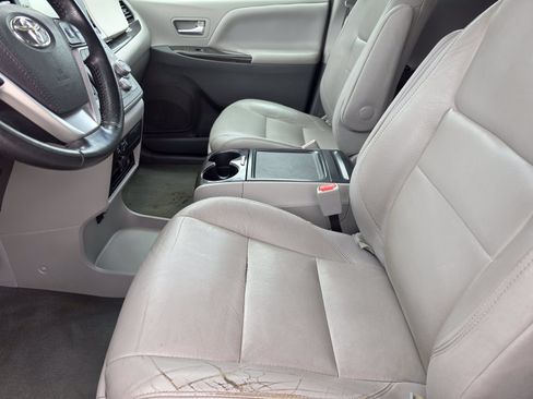 Used 2020 Toyota Sienna XLE Premium FWD image 12