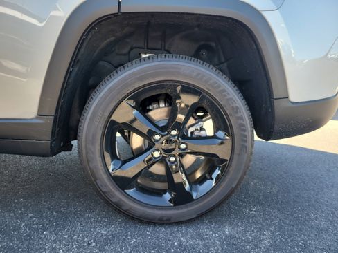 New 2025 Jeep Grand Cherokee Altitude image 9