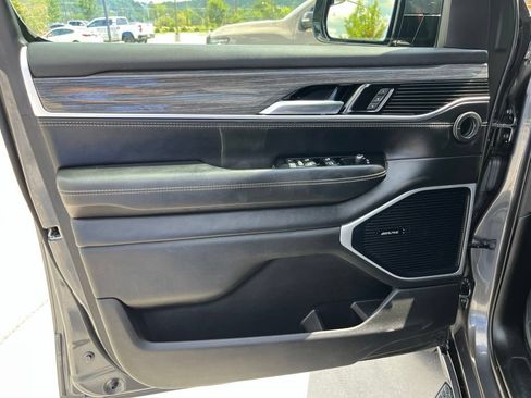 Used 2022 Jeep Wagoneer Series II w/ Premium Group I AWD/4WD image 6