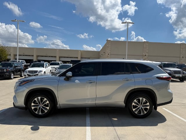 Used 2024 Toyota Highlander XLE AWD/4WD image 8