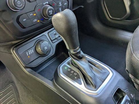 Used 2023 Jeep Renegade Latitude image 12