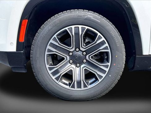 Certified 2024 Jeep Wagoneer L Series II w/ Flexible Seating Group RWD image 33