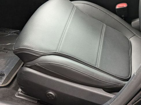 Used 2025 Mercedes-Benz C 300 4MATIC Sedan image 15