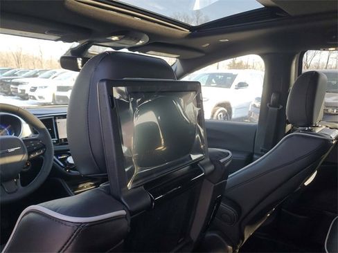 New 2026 Chrysler Pacifica Limited w/ Uconnect Theater Family Group image 42