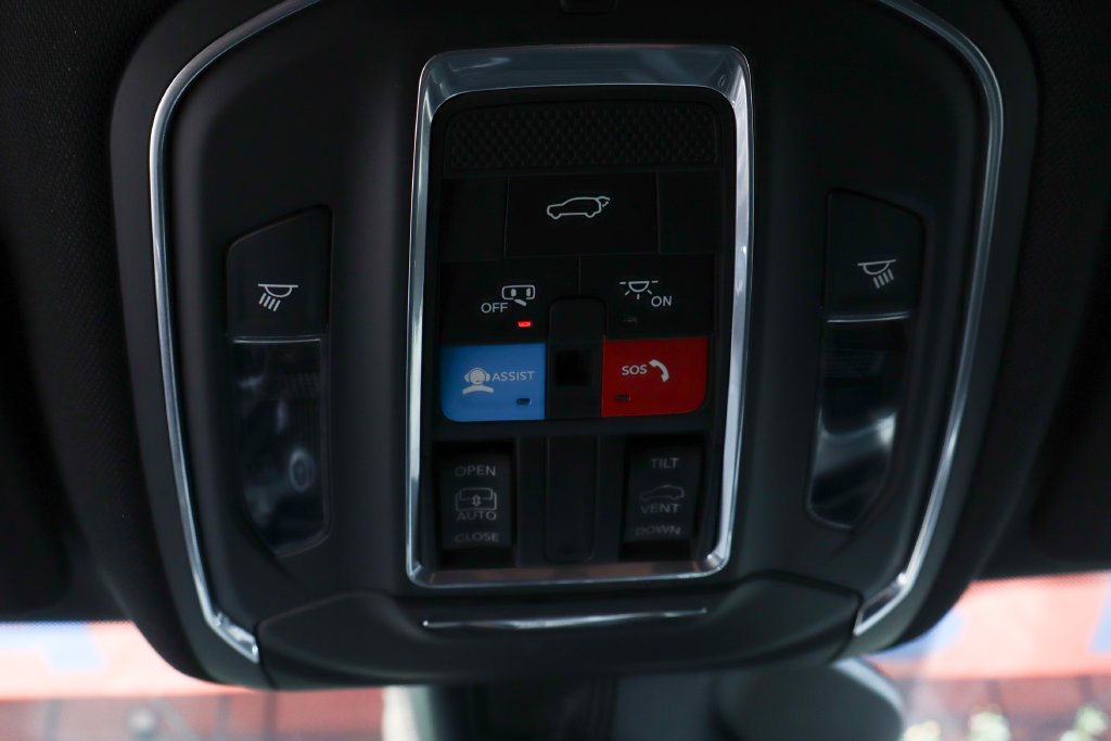 Used 2024 Jeep Grand Cherokee L Altitude AWD/4WD image 27