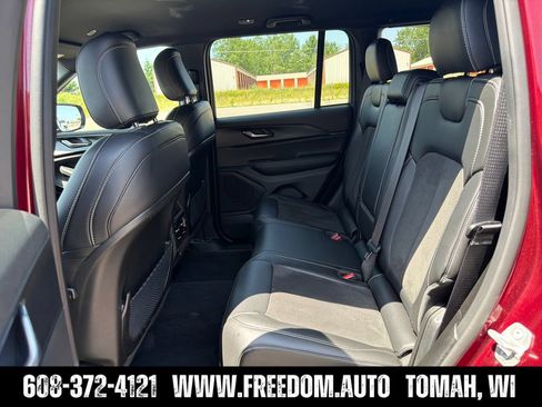 Used 2025 Jeep Grand Cherokee Altitude AWD/4WD image 23