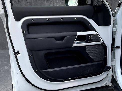 Used 2022 Land Rover Defender 110 SE image 19