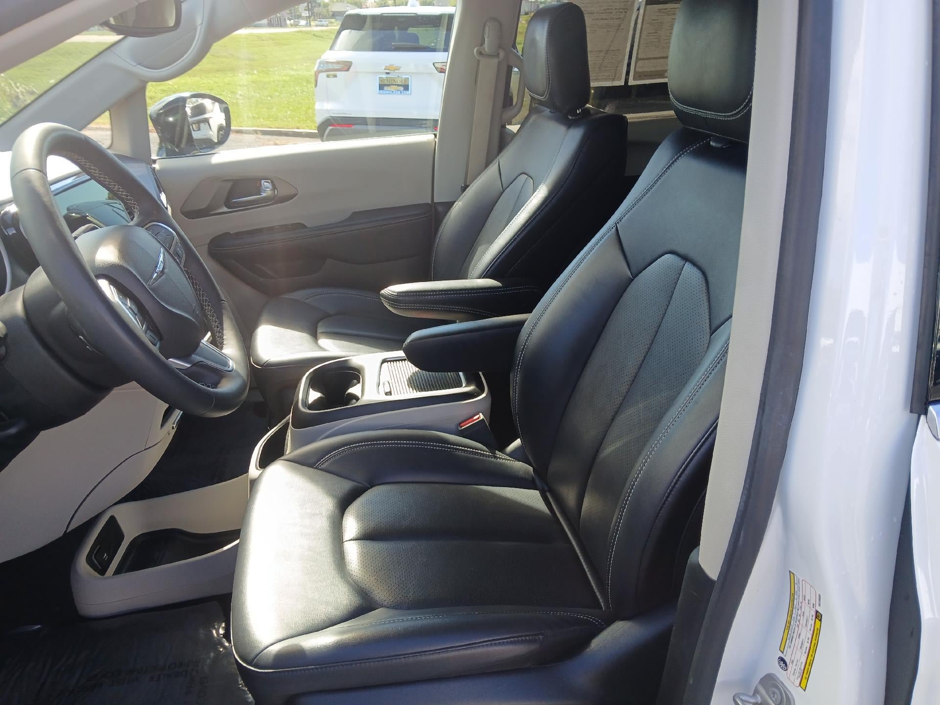 Used 2024 Chrysler Pacifica Touring-L FWD image 10