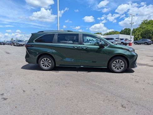 Used 2026 Toyota Sienna XLE FWD image 4