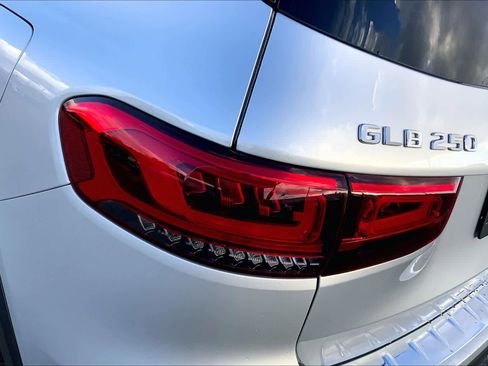 Used 2021 Mercedes-Benz GLB 250 4MATIC image 29