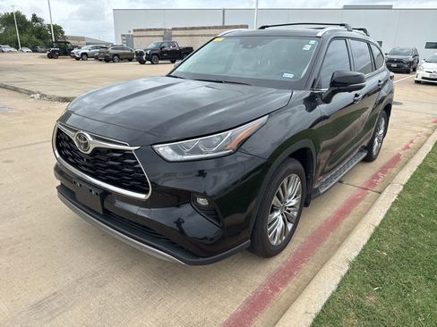 Certified 2025 Toyota Highlander Platinum AWD/4WD image 3