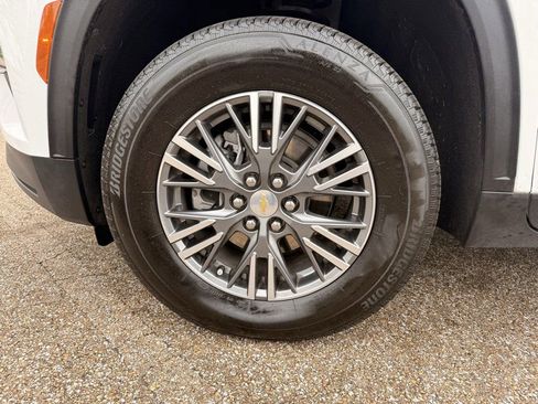 Certified 2025 Chevrolet Traverse LT FWD image 11