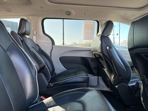 Used 2023 Chrysler Pacifica Limited image 14