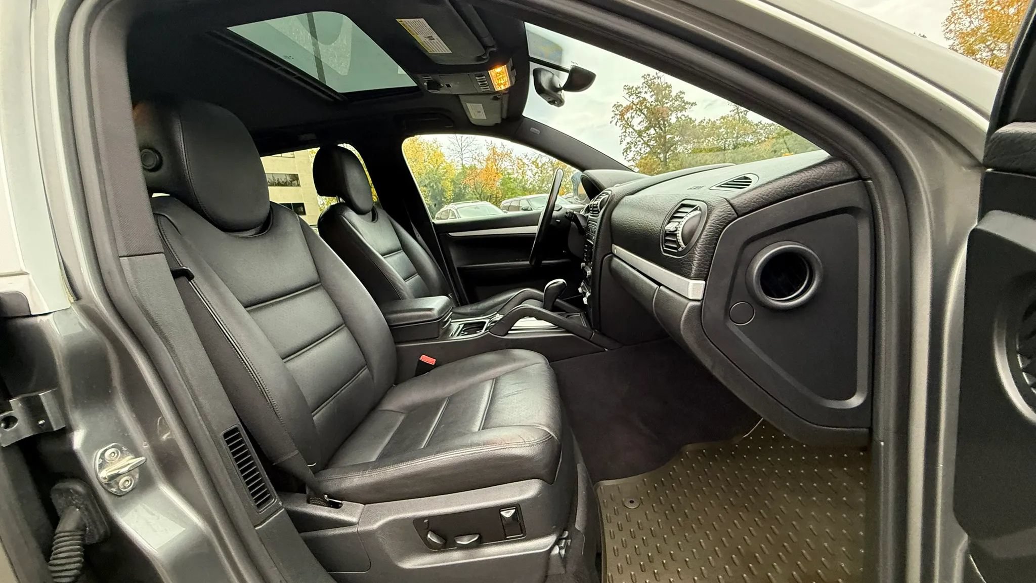 Used 2010 Porsche Cayenne AWD/4WD image 35