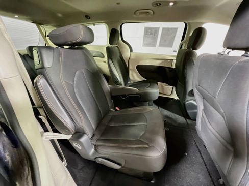 Used 2018 Chrysler Pacifica LX FWD image 27
