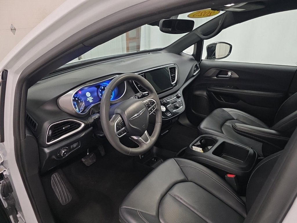 Used 2025 Chrysler Pacifica Select FWD image 14