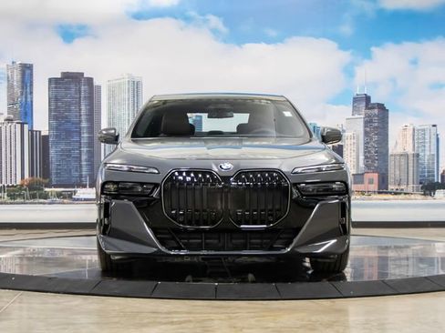 Used 2026 BMW 760i xDrive w/ Executive Package AWD/4WD image 3