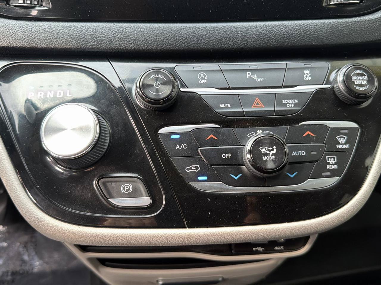 Used 2018 Chrysler Pacifica Touring-L FWD image 25