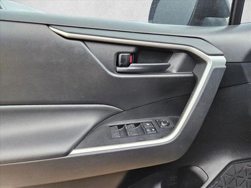 Used 2019 Toyota RAV4 LE image 7