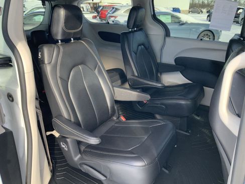 Used 2022 Chrysler Pacifica Touring-L image 58