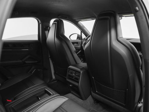 Certified 2025 Porsche Cayenne Turbo GT AWD/4WD image 37