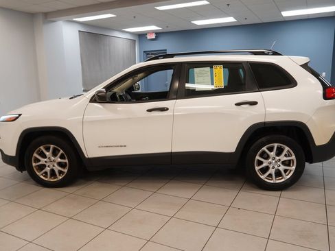 Used 2015 Jeep Cherokee Sport w/ Sport Appearance Group FWD image 2