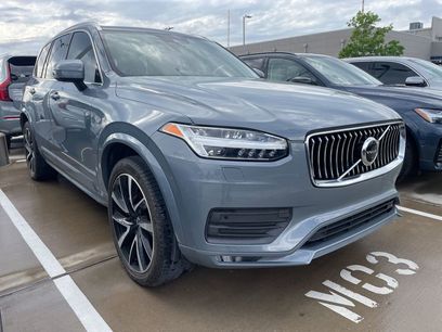 New 2022 Volvo XC90 T6 Momentum w/ Advanced Package