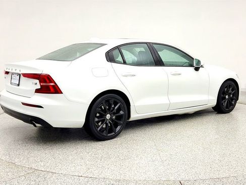 Used 2021 Volvo S60 T6 Momentum w/ Advanced Package image 5
