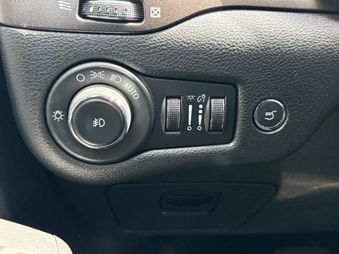 Used 2022 Jeep Cherokee Trailhawk w/ Sound & Nav Group AWD/4WD image 18