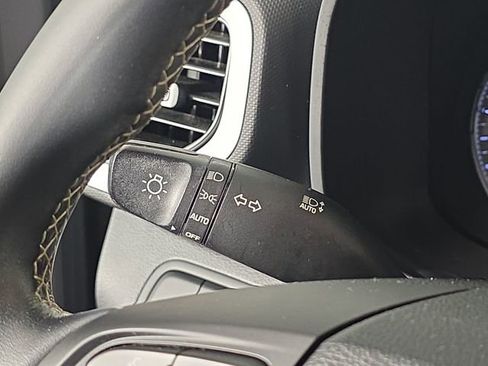 Used 2022 Hyundai Venue Limited image 29